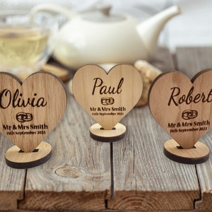 Nombres de lugares de boda de madera personalizados, nombres de lugares en forma de corazón independientes, tarjetas de lugar personalizadas de estilo rústico y desgastado, decoraciones de mesa