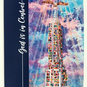 Peut inclure: Une peinture représentant un immeuble haut orné de drapeaux de nombreux pays. Le bâtiment est enveloppé de nuages et de rayons de lumière. Une colombe et un aigle planent au-dessus de la structure. Le texte "God is in Control" est inscrit sur le côté gauche de l'image.