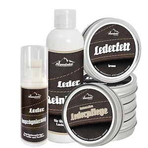 Könnte beinhalten: Ein Set Lederpflegeprodukte von Alpenleder. Das Set beinhaltet ein braunes Lederfett, einen Lederreiniger und ein Lederimprägnierspray. Die Produkte sind in weißen Flaschen und Dosen mit braunen Lederelementen verpackt.
