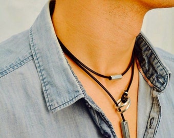 Herrenhalskette aus Stahl, schwarzes Lederhalsband. Herrenschmuck.