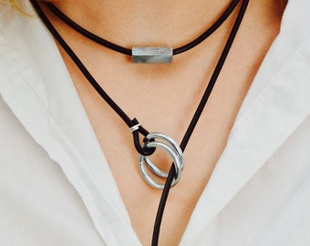 Collier en cuir noir pour femme. Sautoir moderne composé d’anneaux et de cuir véritable.