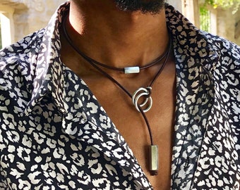 Herren-Halskette aus echtem Leder. Rundhalsausschnitt für Männer. Moderner Schmuck für ihn.