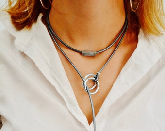 Collier pour femme en cuir véritable, gris métallisé. Bijoux moderne pour elle.