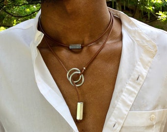 Herrenhalskette aus Leder und Stahl. Herrenschmuck.