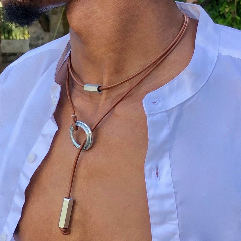 Collier pour homme. Choker en cuir pour lui, ras de cou moderne et original. Collier en cuir pour lui. image 3