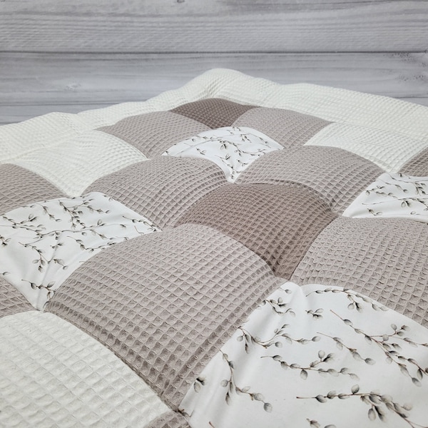 Krabbeldecke personalisiert - Patchwork Decke Baby - Krabbeldecke mit Namen - waffelpique beige mit Weidekätzchen