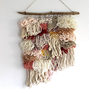 Grand tissage. Tenture murale tissée rose, crème et jaune