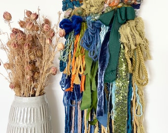 Tejido artesanal en azul, verde, verde azulado