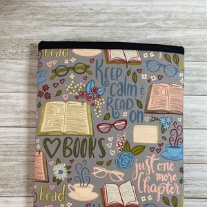Keep Calm & Read On Book Sleeve: Padded Book Cover