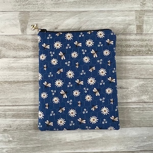 Kindle Sleeve Bees & Daisies (Blue Background)-LAST CHANCE