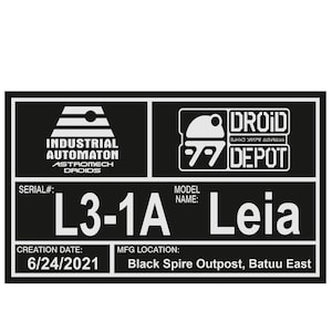 Puede incluir: Una etiqueta en blanco y negro con el texto "INDUSTRIAL AUTOMATON ASTROMECH DROIDS" y "DROID DEPOT". La etiqueta incluye el n&uacute;mero de serie "L3-1A", el nombre del modelo "Leia", la fecha de creaci&oacute;n "6/24/2021" y el lugar de fabricaci&oacute;n "Black Spire Outpost, Batuu East".