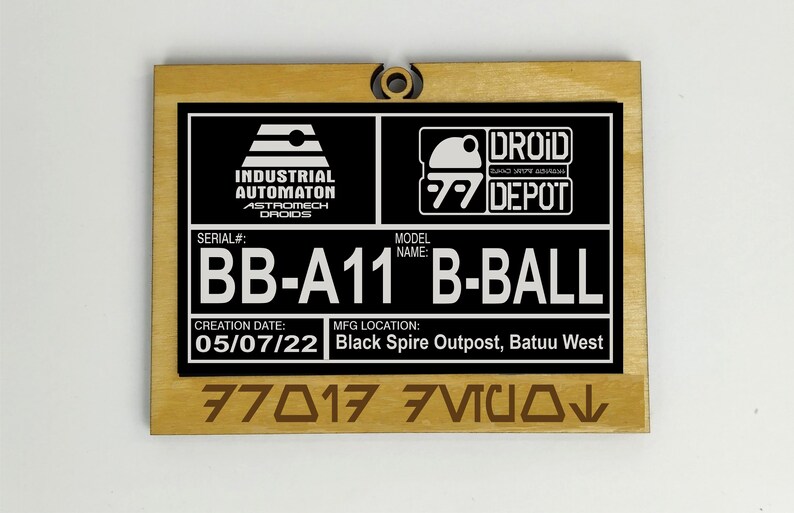Puede incluir: Placa de madera con un dise&ntilde;o en blanco y negro. La placa presenta el texto "INDUSTRIAL AUTOMATON ASTROMECH DROIDS", "DROID DEPOT", "BB-A11 B-BALL" y "Black Spire Outpost, Batuu West". La fecha de creaci&oacute;n es 05/07/22.