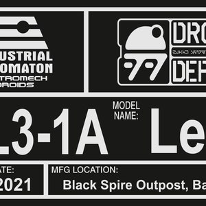 Puede incluir: Gr&aacute;fico en blanco y negro con el texto "INDUSTRIAL AUTOMATON" y "ASTROMECH DROIDS." Muestra el n&uacute;mero de serie "L3-1A" y el nombre del modelo "Leia." La fecha de creaci&oacute;n es el 24 de junio de 2021 y el lugar de fabricaci&oacute;n es Black Spire Outpost, Batuu East.