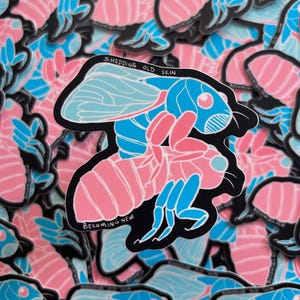 Puede incluir: Una pegatina con un diseño de insecto estilizado en rosa y azul, delineado en negro. Se incluye el texto "SHEDDING OLD SKIN" y "BECOMING NEW". El fondo está lleno de pegatinas similares.