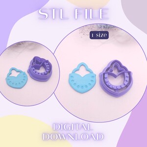 Può includere: Sono esposti due tagliabiscotti a forma di cuore, uno azzurro e uno viola. Il tagliabiscotti azzurro ha una forma a cuore con piccoli cerchi lungo il fondo. Il tagliabiscotti viola ha una forma a cuore simile con un bordo decorativo. Il testo "STL FILE" e "DOWNLOAD DIGITALE" sono visibili.
