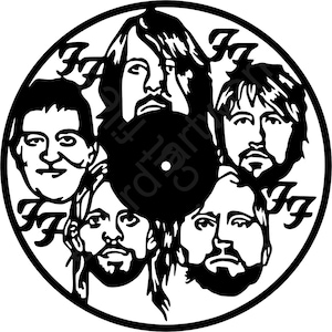 Puede incluir: Diseño circular en blanco y negro con las caras de cinco hombres, posiblemente miembros de una banda, rodeando un círculo negro central. Las letras "FF" están colocadas alrededor del círculo. Probablemente un diseño para un producto musical.