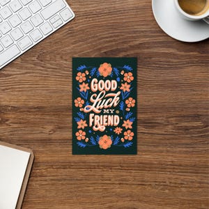 Tarjeta de felicitación floral con la frase "Buena suerte, amigo". Diseño inspirado en Elegant Rifle Paper Co. para dar ánimo, apoyo u ocasiones especiales.