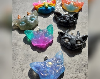 Pingentes coloridos de gato com 3 olhos e chifres - também podem ser chaveiros