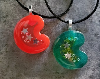 Colar de resina em forma de lua -- cheio de estrelas e contas -- também pode ser um chaveiro