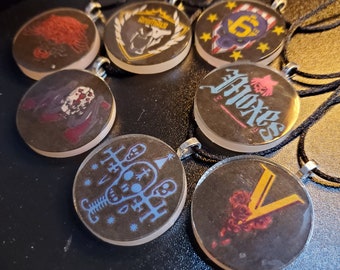 Colares e pingentes inspirados em gangues do Cyberpunk 2077 - também podem ser chaveiros