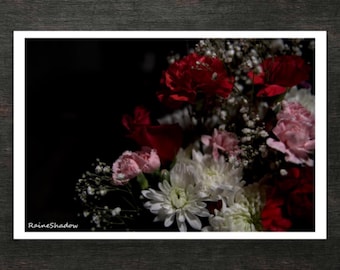 Arranjo de flores com cravos vermelhos e rosas - 30x45 cm - Impressão em pôster fotográfico - Arte de RaineShadow