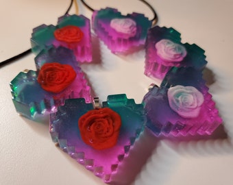 Colar de coração de pixel com rosa inspirado em Judy Alvarez do Cyberpunk 2077 - pode ser um chaveiro também