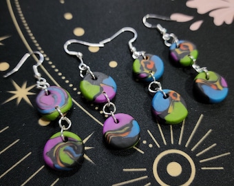 Brincos pendurados feitos à mão em argila de polímero
