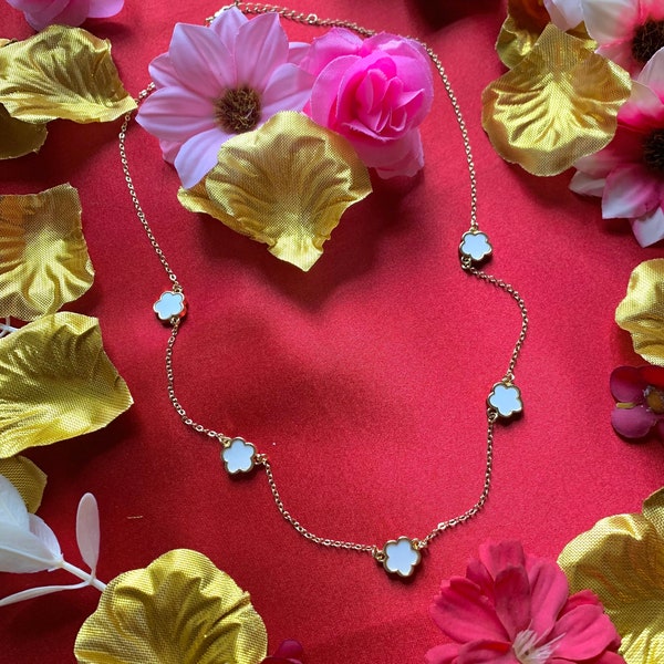 Collier fleurs blanches