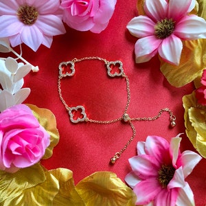 Adjustable rhinestone clover bracelet in stainless steel and 14k gold plated