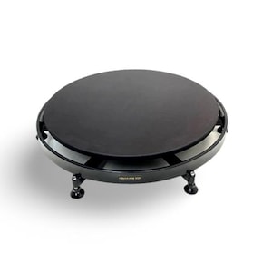 Puede incluir: Plataforma circular negra con una parte superior acolchada negra y tres patas. La plataforma está diseñada para girar y tiene el logotipo "Circus for You" en el lateral.