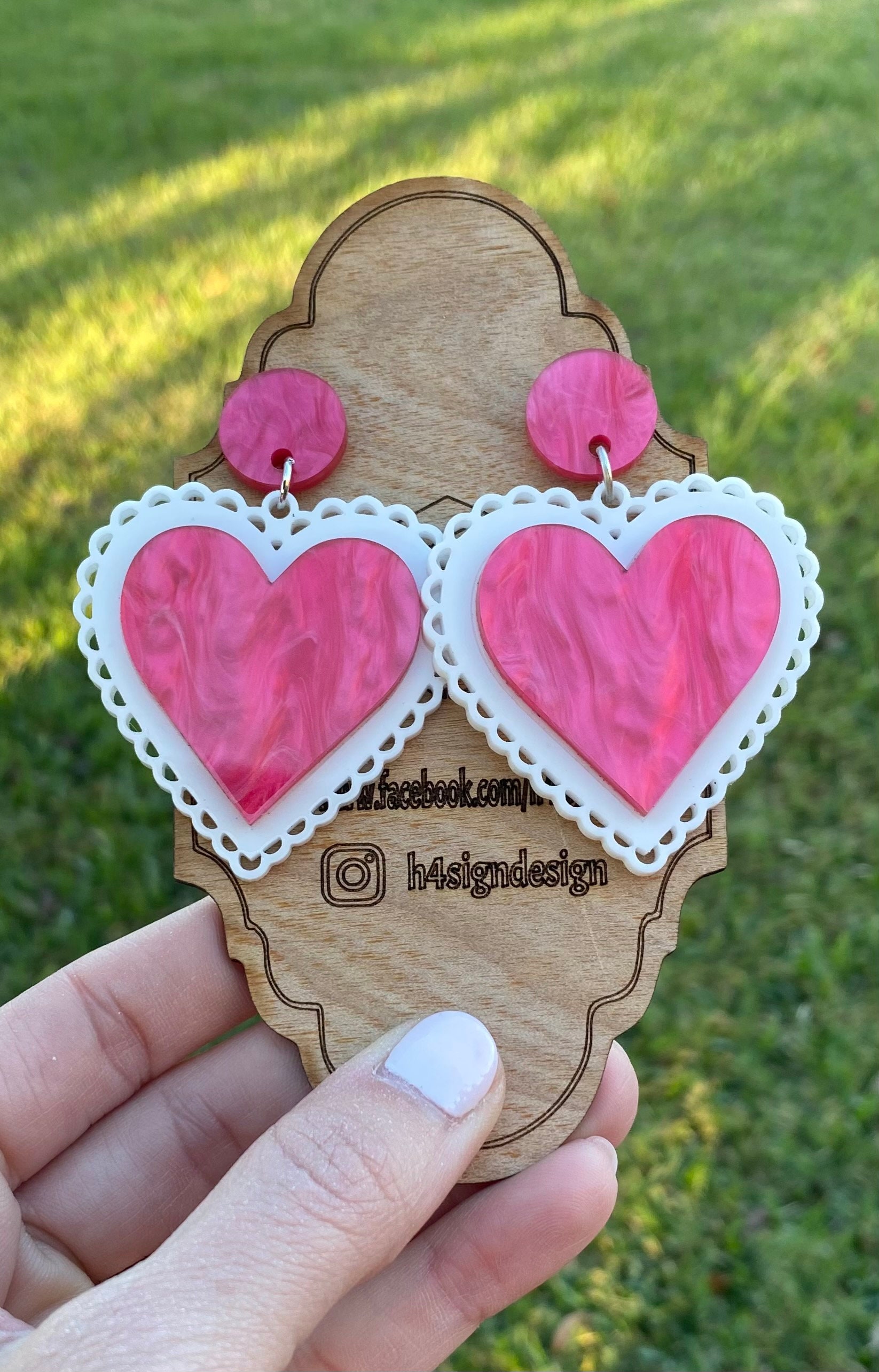 Pendiente de corazón de encaje de doble capa, acrílico cortado a láser, pendientes de corazón de encaje de doble capa, pendientes acrílicos llamativos, perforados, regalo