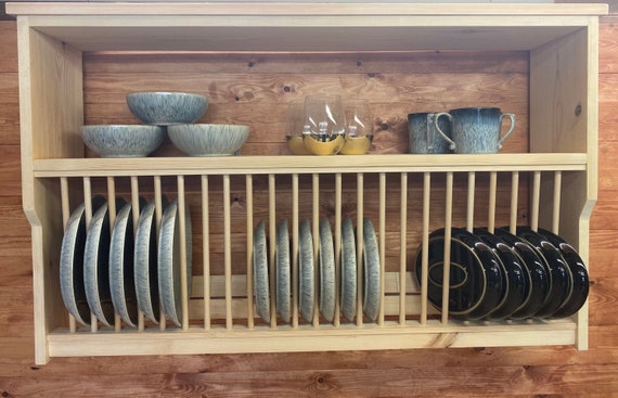 Un organizador de platos de madera original y 3 muebles  Platos de madera,  Estantes de platos, Muebles con tarimas