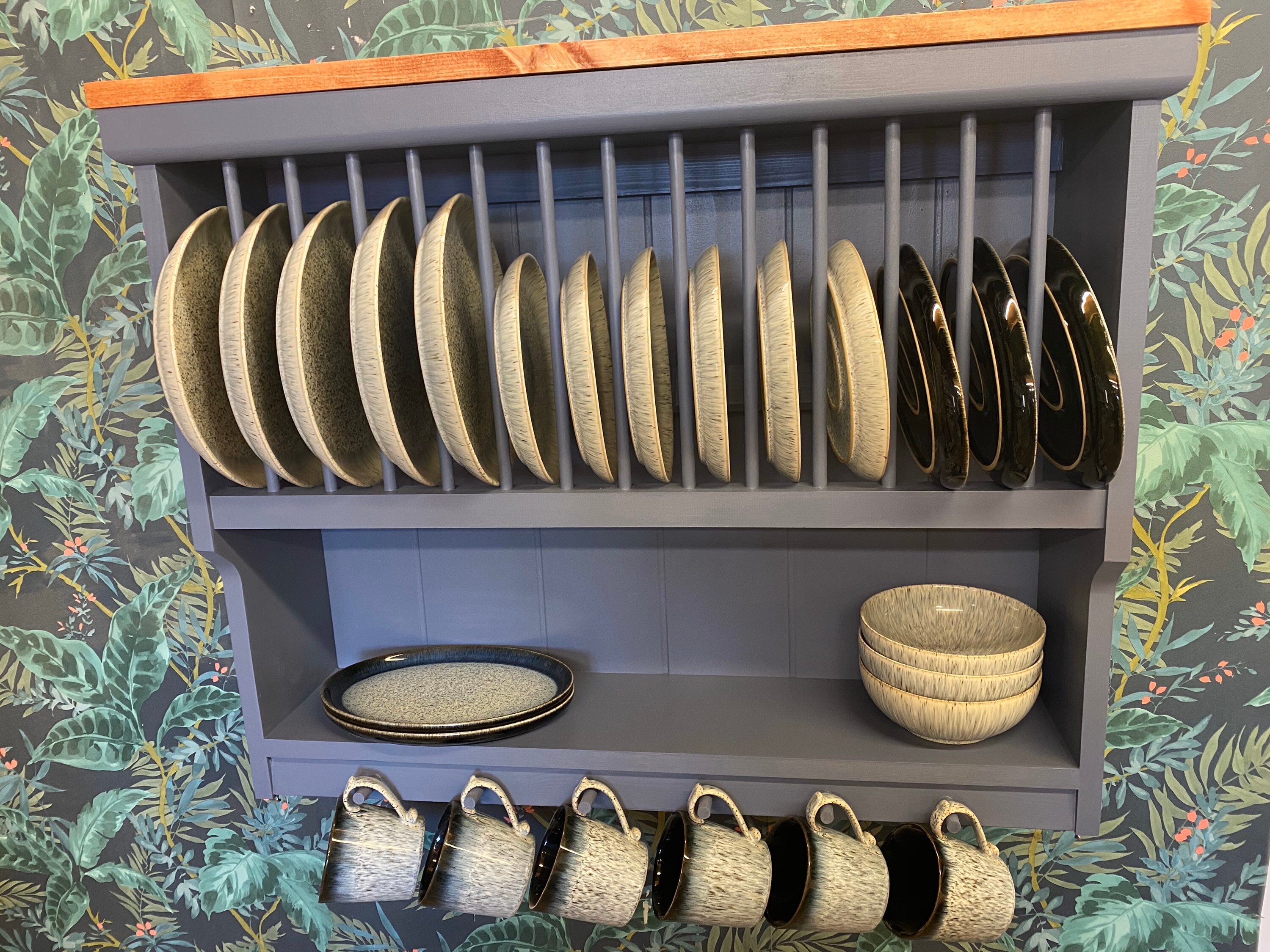 El almacenamiento de estantes para platos de cocina de pino hecho a mano de  bayas está disponible en el color f & b elegido