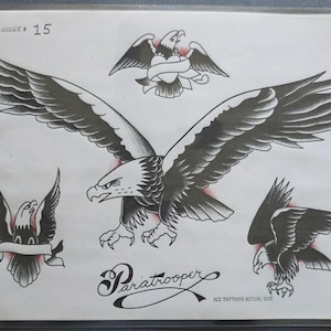 Op de afbeelding: Een tattoo flash sheet met het opschrift Sheet # 15 en Paratrooper met vier zwart-wit inktillustraties van Amerikaanse zeearenden in verschillende houdingen. De ontwerpen bevatten één grote adelaar met gespreide vleugels en drie kleinere adelaarsmotieven.