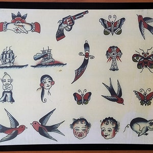 Op de afbeelding: Een vintage tattoo flash sheet met een verscheidenheid aan traditionele ontwerpen, waaronder een schip, een dolk, een kruis, een vlinder, een vogel, een varken en een baby. De sheet is gedrukt op wit papier met zwarte inkt.