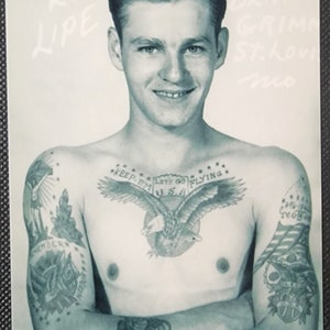 Vintage Tattoo Truhe Stück von Bert Grimm Traditionelle Tattoo Künstler Foto B&W 4X6 Altes Tattoo Bild