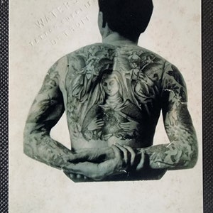 Vintage Percy Waters Artista del tatuaje tradicional, tarjeta postal de la foto del hombre tatuado, imagen de la pieza trasera del tatuaje antiguo
