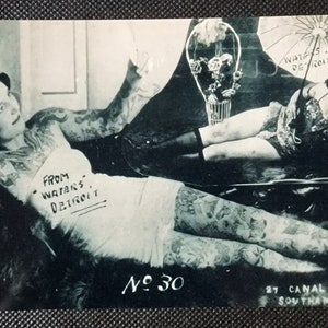 Vintage Percy Waters Traditional Tattoo Artist, Wytatuowana kobieta, czarno-biała pocztówka, stare zdjęcie tatuażu