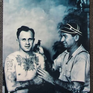 Pedaço de peito de tatuagem vintage por Bert Grimm Foto tradicional do artista de tatuagem em preto e branco 4X6 Imagem de tatuagem antiga