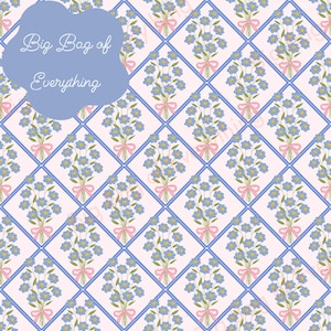 Op de afbeelding: Een herhalend patroon van blauwe boeketten vastgebonden met roze linten, geplaatst in een blauw en roze ruitpatroon. De tekst "Big Bag of Everything" staat in een lichtblauwe wolk linksboven.