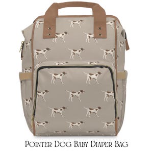 Puede incluir: Una mochila de color topo con un patrón repetitivo de perros pointer marrones y blancos. La bolsa incluye asas superiores de color tostado, un bolsillo frontal con cremallera y bolsillos laterales. El texto "POINTER DOG BABY DIAPER BAG" aparece abajo.