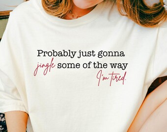 Los colores cómodos probablemente solo tintinearán un poco por el cansancio. Camiseta divertida de Navidad, camiseta con frase navideña, camiseta con tintineo navideño.