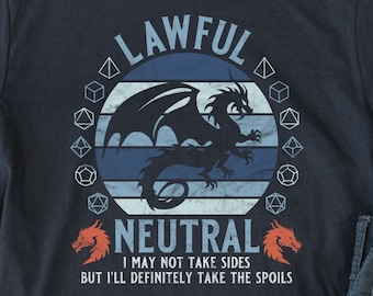 Könnte beinhalten: Ein schwarzes T-Shirt mit einer Grafik im Vintage-Stil eines Drachen und Würfels. Der Text auf dem Shirt lautet "Lawful Neutral I may not take sides but I'll definitely take the spoils."