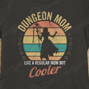 Camiseta de Dungeons & Dragons «Mamá Mazmorra» (S-3XL) Atardecer Retro
