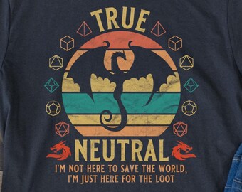 Może przedstawiać: Czarny T-shirt z grafiką w stylu vintage przedstawiającą smoka przed zachodem słońca. Grafika zawiera tekst "TRUE NEUTRAL" i zdanie "I'M NOT HERE TO SAVE THE WORLD, I'M JUST HERE FOR THE LOOT".