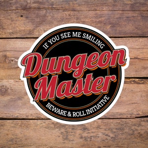 Adesivo de Mestre de Masmorras | Se me vir sorrindo, cuidado e role a iniciativa | Adesivo de Dungeons and Dragons | Presente de D&D | Presente de DnD | Presente de Mestre