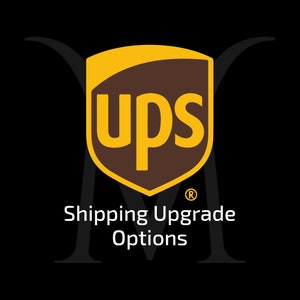 Puede incluir: Logotipo de UPS con el texto "Shipping Upgrade Options" debajo. El logotipo de UPS es un escudo marrón con la palabra "ups" en letras amarillas.