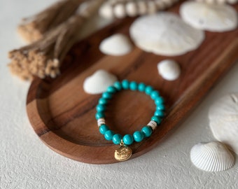 8mm Green Turquoise Bead Bracelet, Gold Shell Bracelet, Charm Bracelet, Shell Charm Bracelet, Beach Bead Bracelet, Heishi Bracelet || Capri