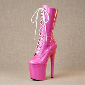 Neonroze laserlichtpaaldanslaarzen: exotische schoenen tot halverwege de kuit