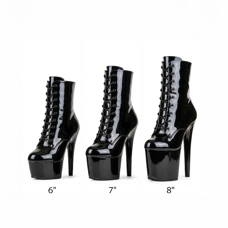 Op de afbeelding: Drie zwarte lakleren enkellaarsjes met veters aan de voorkant en hoge stilettohakken. De laarzen zijn gelabeld met hoogtes van 6 inch, 7 inch en 8 inch, wat de toename in plateau- en hakhoogte over de drie items aangeeft.